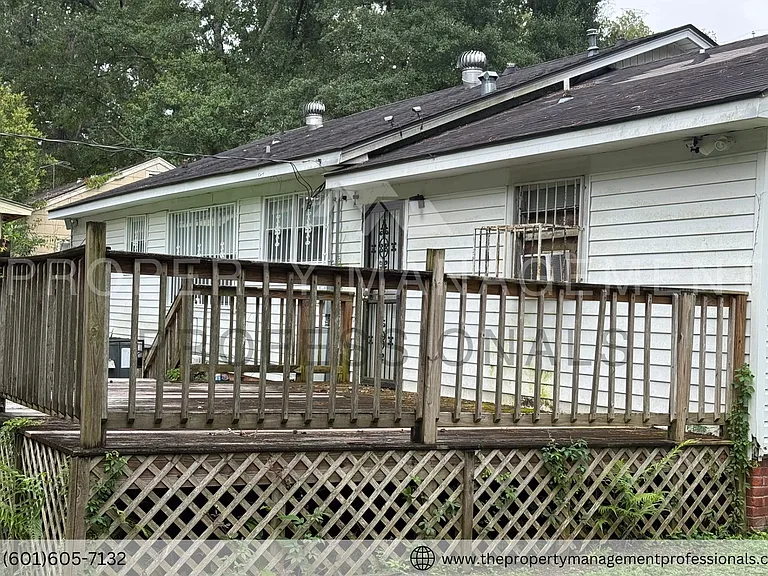 348 Colonial Dr — Photo 12