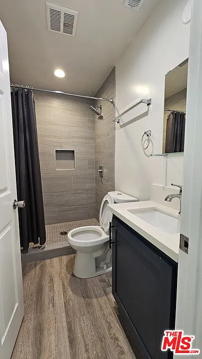 3 bed, 3.0 bath, 1100 sqft, $3,300 — Photo 2
