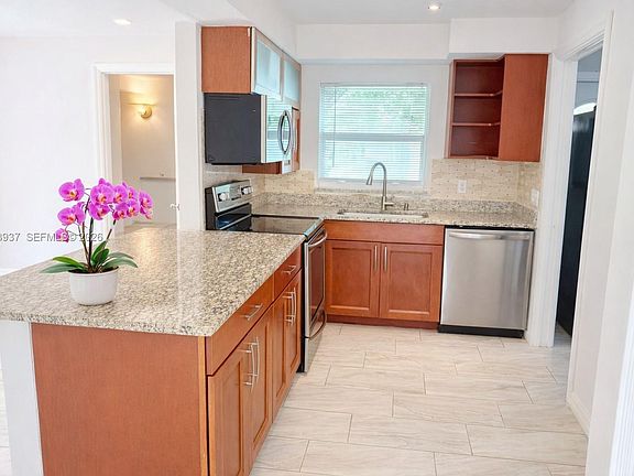 5th image of 1104 E Jasmine Rd