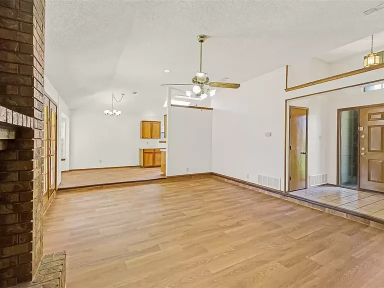 810 Castleview Dr — Photo 11