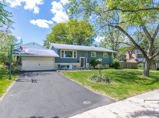 25 Olympus Dr, Naperville, IL 60540