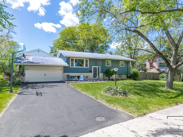 25 Olympus Dr, Naperville, IL 60540