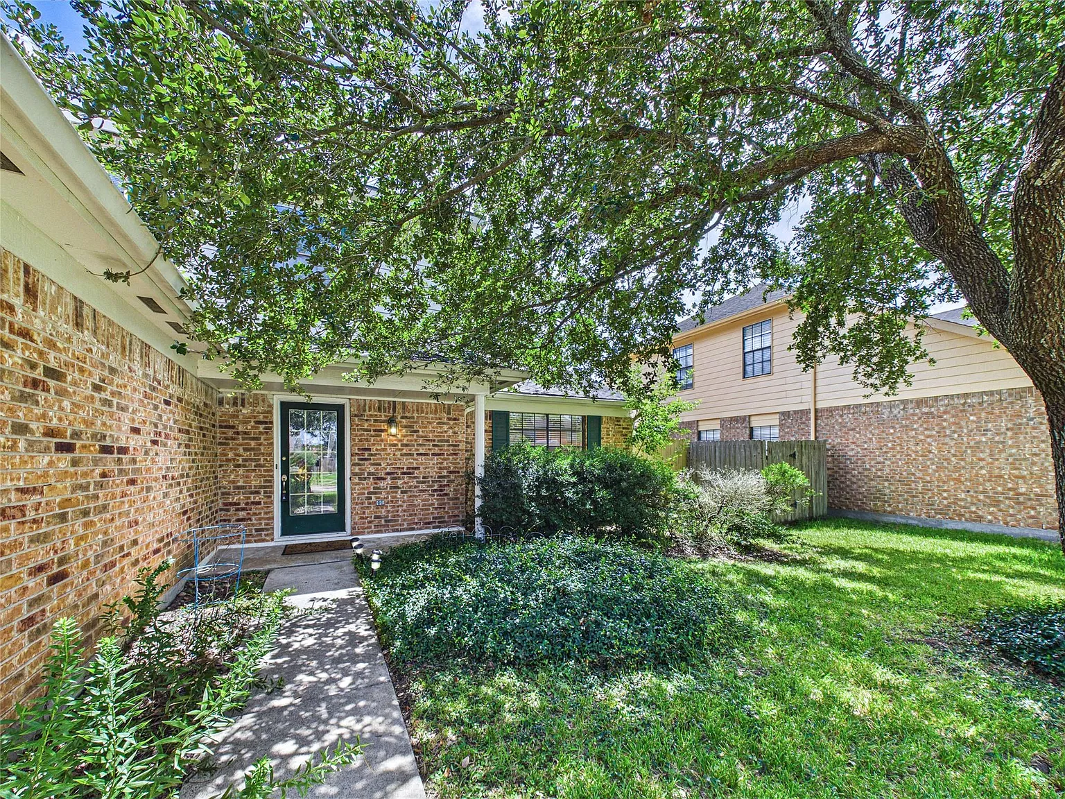 4 bed, 2.5 bath, 2464 sqft, $2,500 — Photo 2