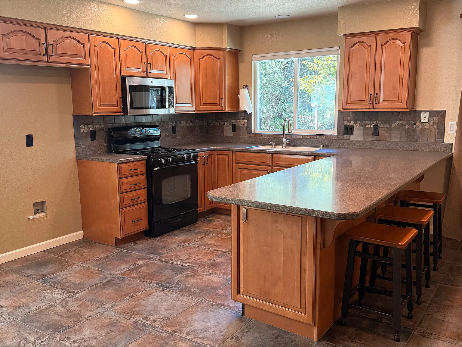 3 bed, 1265 sqft, $2,100 — Photo 3