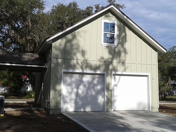 Detached garage w/ breezeway