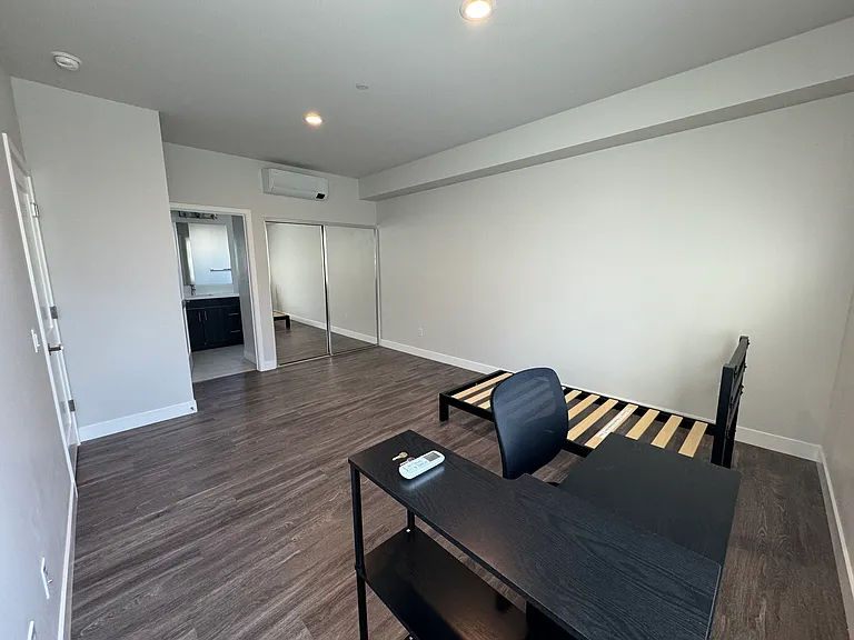 1298 W 37th St #2 — Photo 8