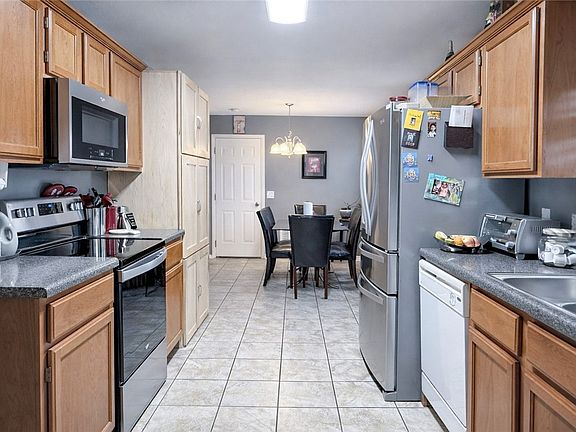 4th image of 940 Eagle Crest Dr