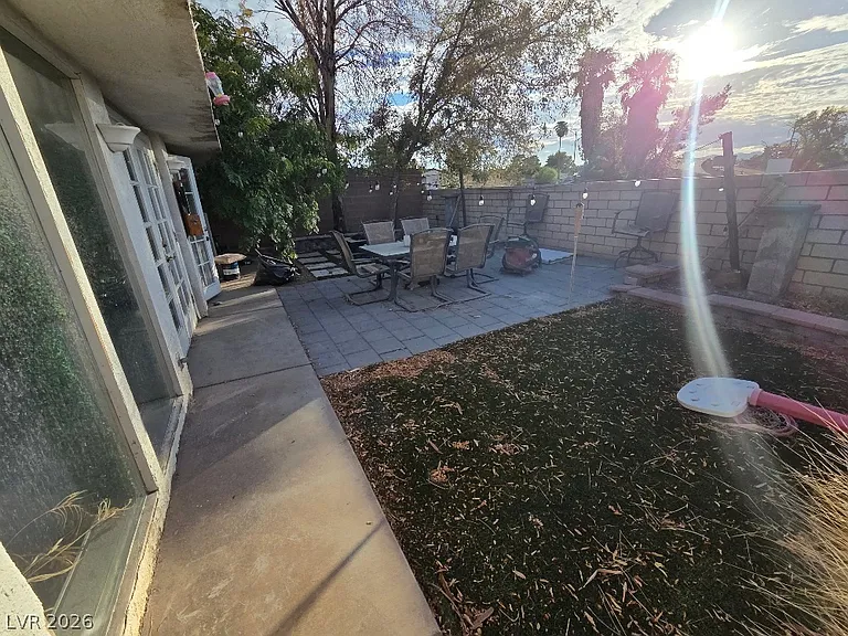 553 Grimsby Ave — Photo 12