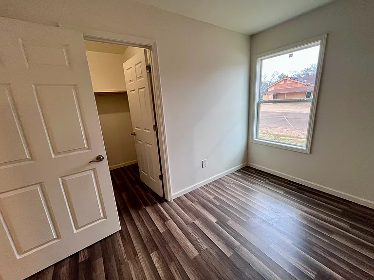 2430 College St — Photo 15