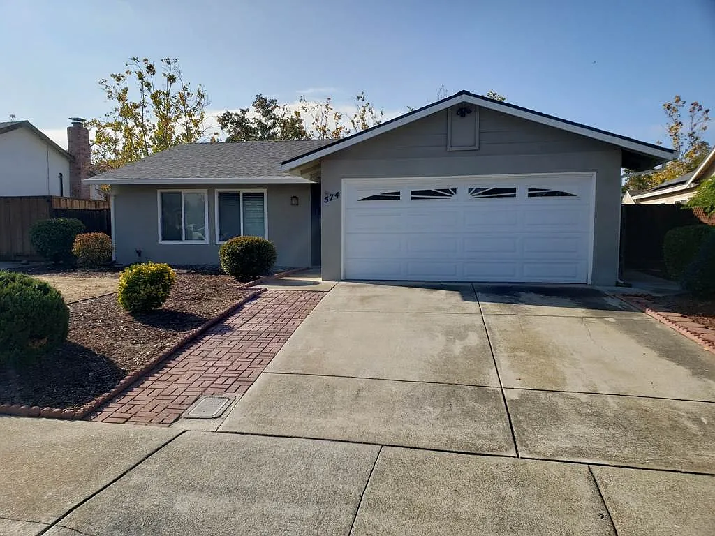 574 Oriole Ave photo 1