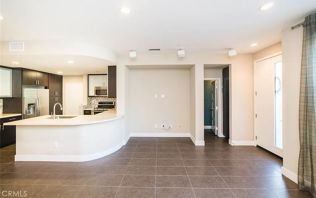 3 bed, 2.5 bath, 1605 sqft, $4,100 — Photo 1