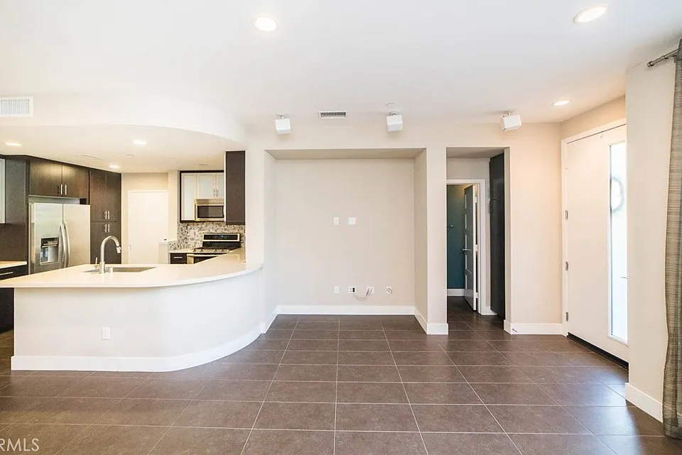 11 Empire Dr