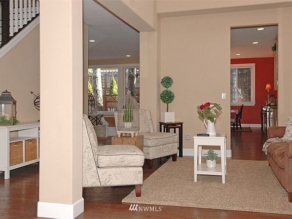 These high ceilings really make for a dramatic entrance!