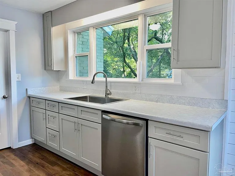 810 W Lakeview Ave — Photo 6