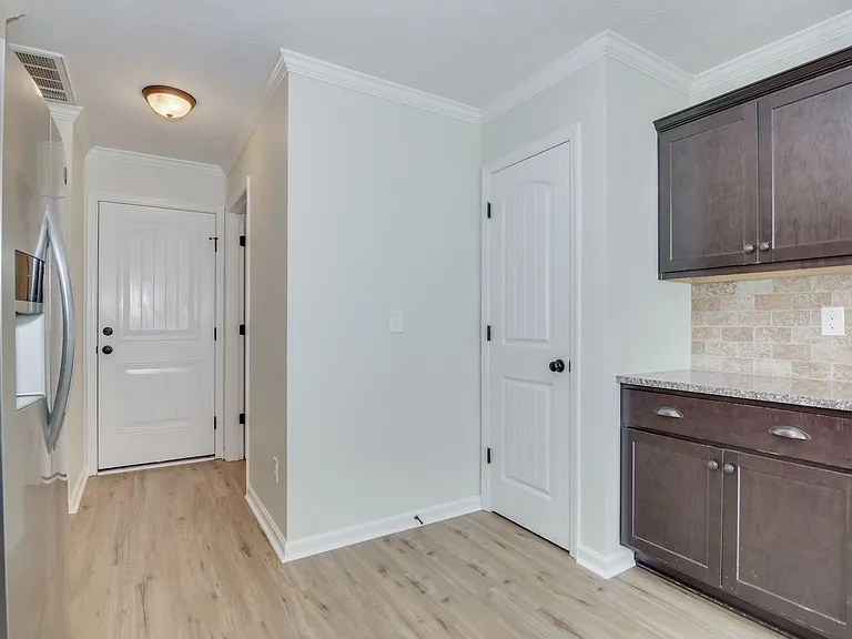 901 Avalon Ct — Photo 17