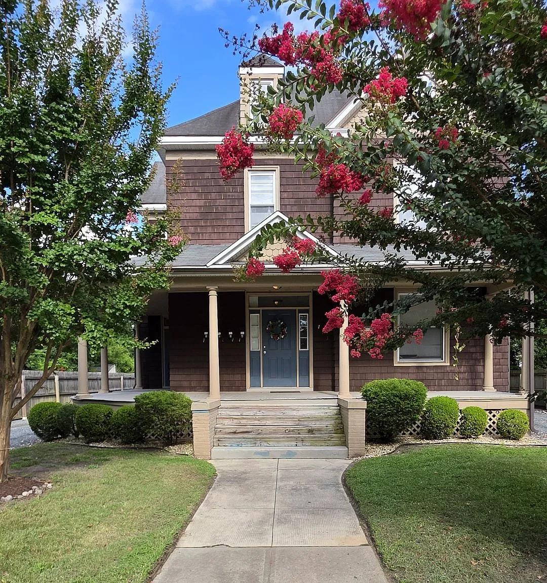 Charming First-Floor Apartment on Gorgeous Camden Ave! — Photo 1