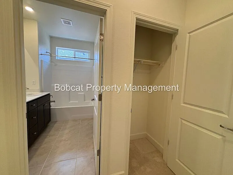 4 bed, 2.5 bath, 2175 sqft, $3,303 — Photo 4