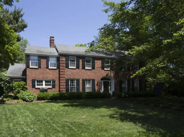 523 Club Ln, Rolling Fields, KY 40207
