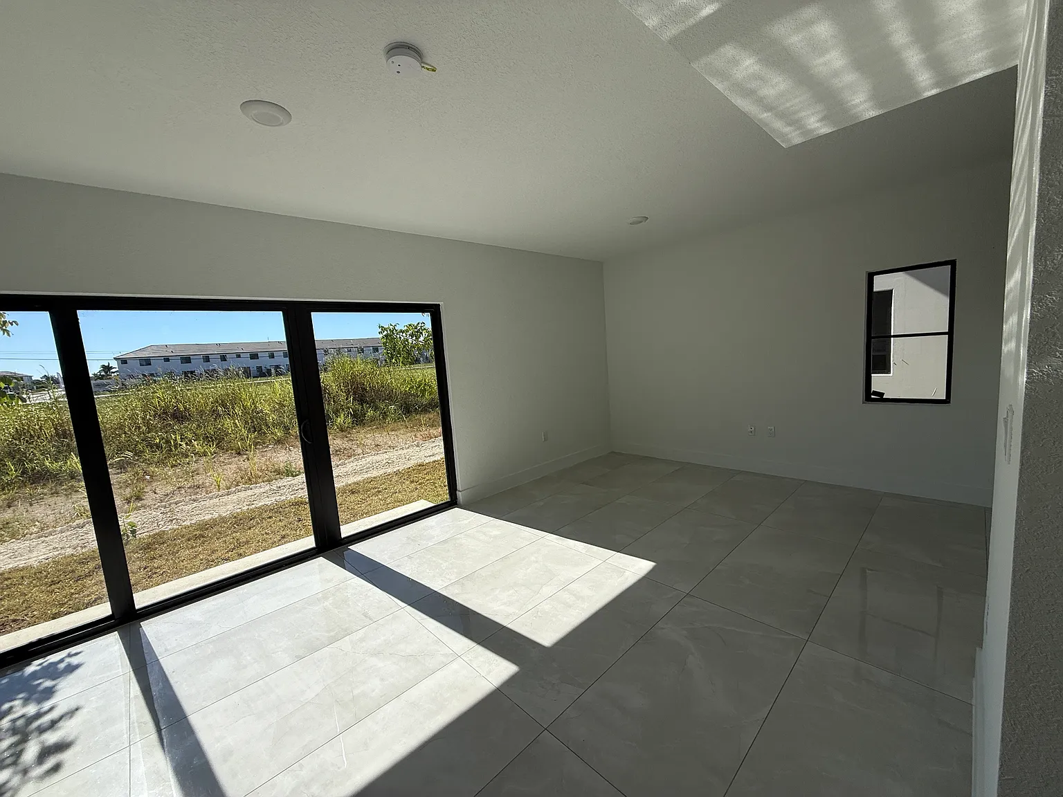 5 bed, 1810 sqft, $3,650 — Photo 3