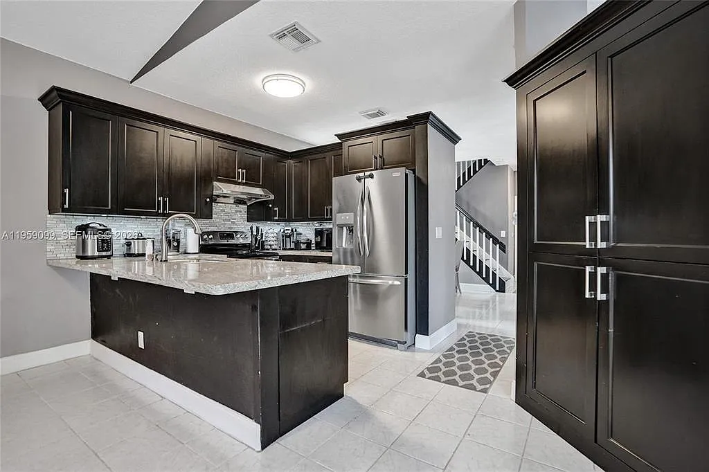 4 bed, 2.5 bath, 2282 sqft, $3,995 — Photo 2