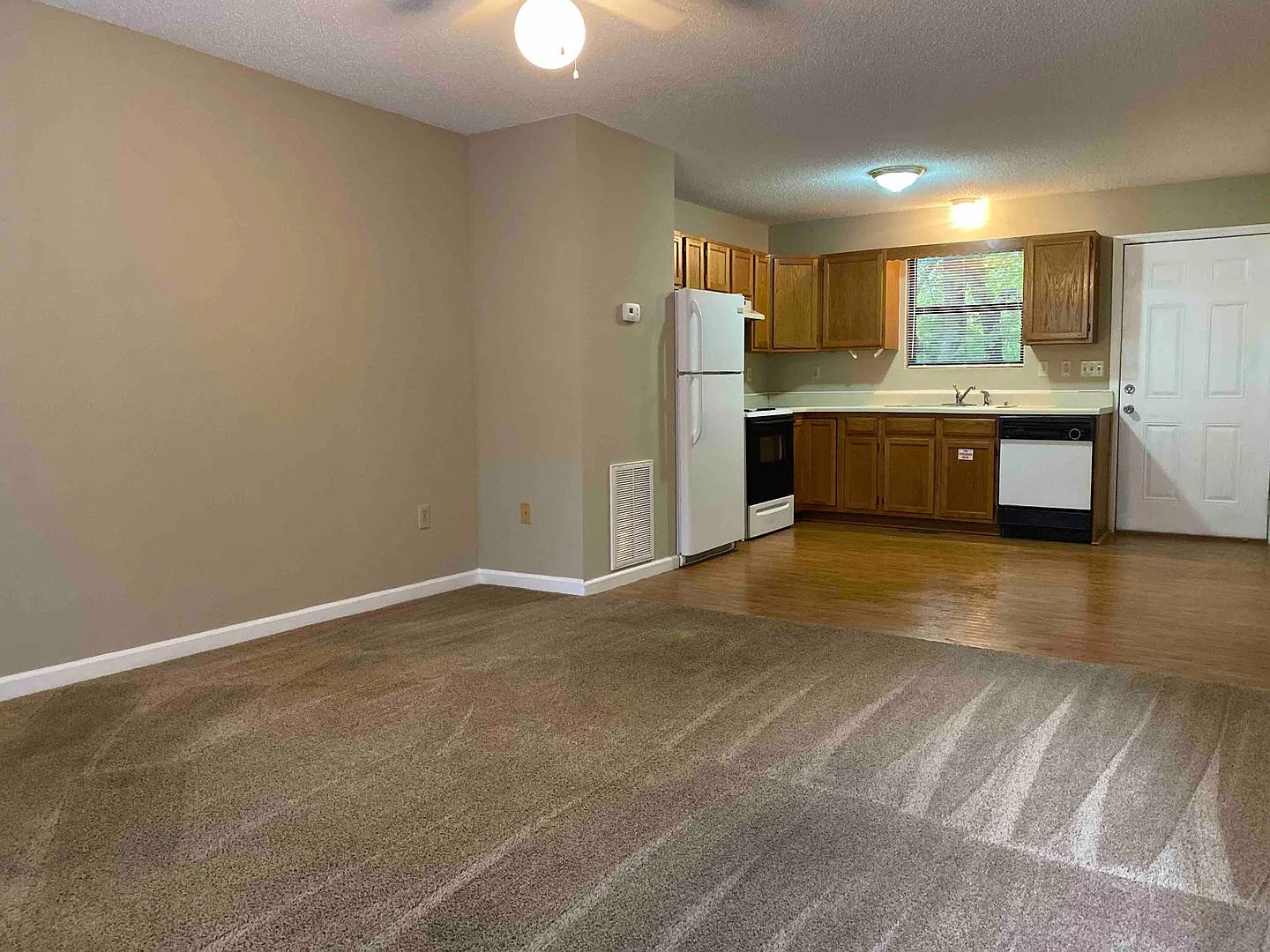 Oakwood Townhomes — Photo 4