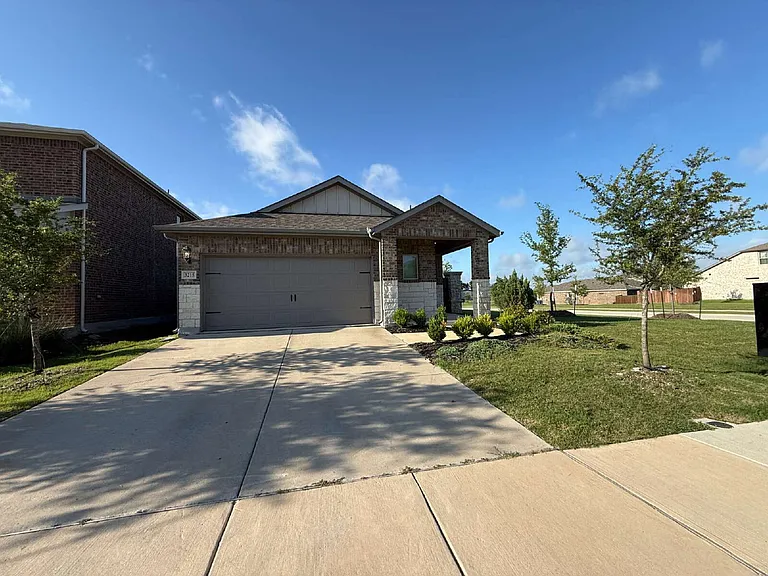 3215 Sedge Grass Dr — Photo 1
