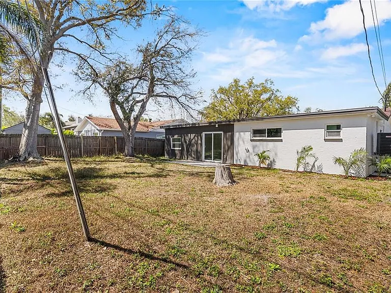 8201 Riverside Dr NE — Photo 24