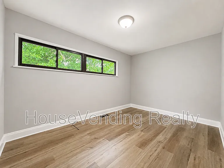 2324 Grove St — Photo 8
