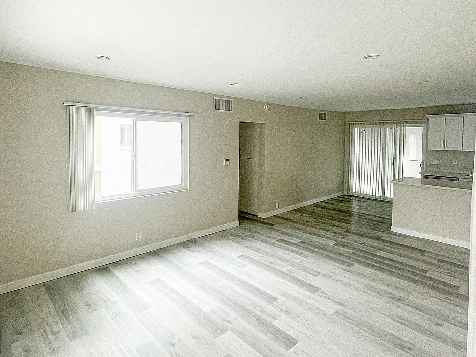 969 Larrabee St #8