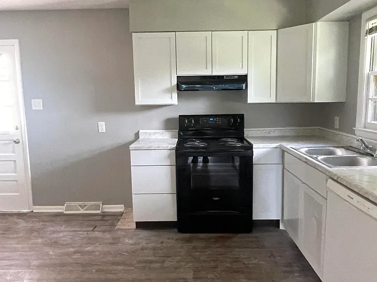 1728 Shenandoah Dr — Photo 3