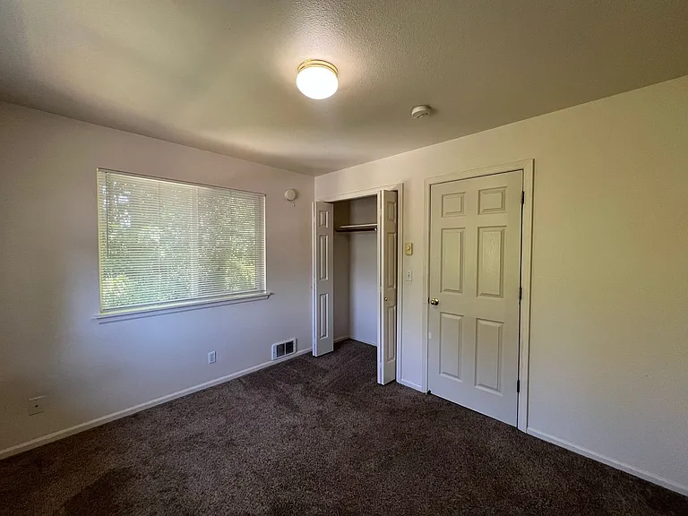 1622 W Broadway — Photo 12