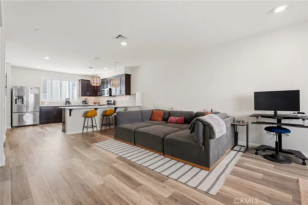 3 bed, 3.5 bath, 1920 sqft, $4,300 — Photo 4