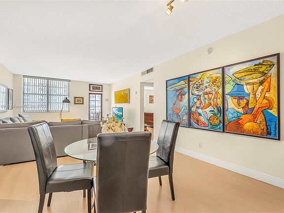 5th image of 90 Edgewater Dr APT 1118