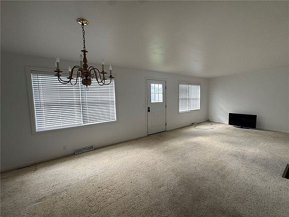 3rd image of 121 Oak Rd