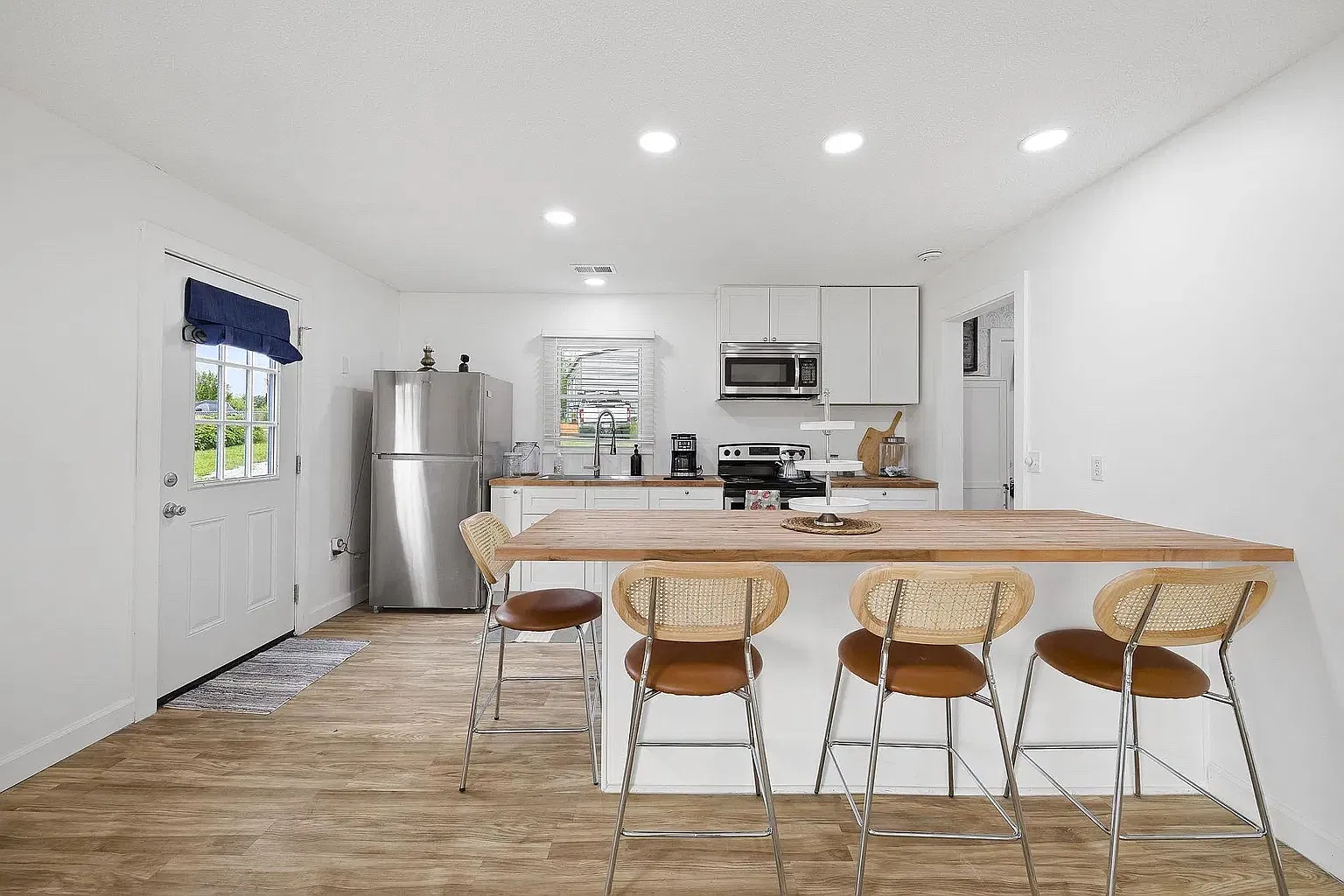 3 bed, 864 sqft, $1,500 — Photo 3