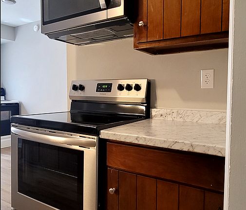 2nd image of 3030-3032 Creekview Cir