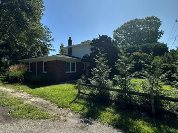 85 Springville Rd, Hampton Bays, NY 11946