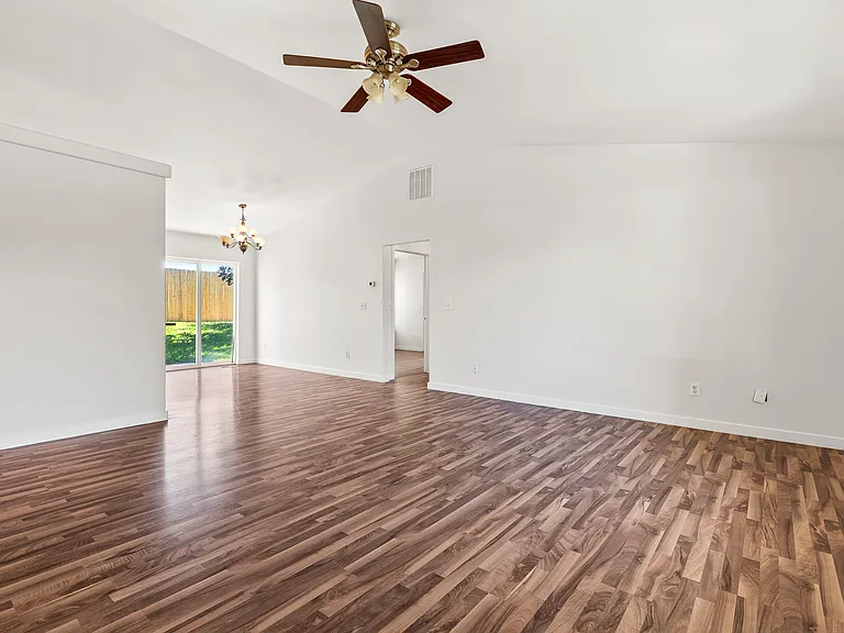 303 W Avenue K — Photo 3
