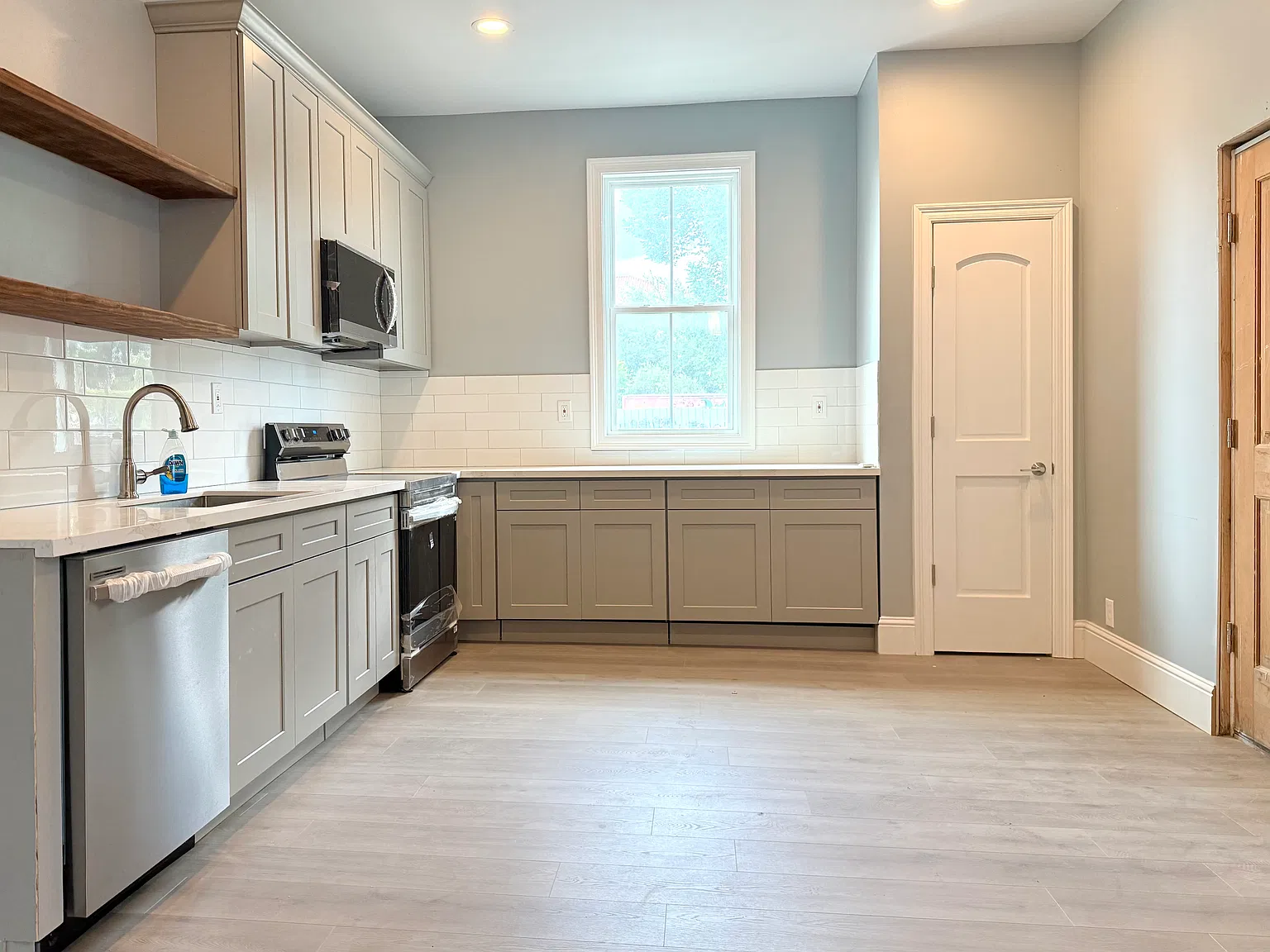 6 bed, 3.5 bath, 2500 sqft, $2,795 — Photo 1