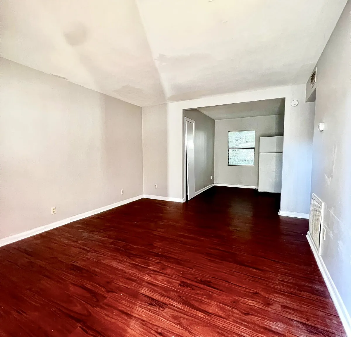 2 bed, 1.0 bath, 744 sqft, $950 — Photo 2