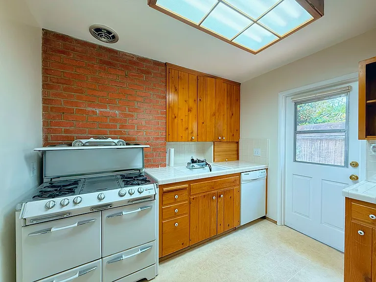 1284 Alexandria Dr — Photo 9