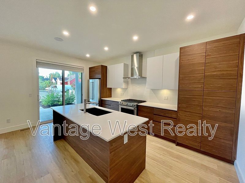 1st image of 922 Fuller Ave #2