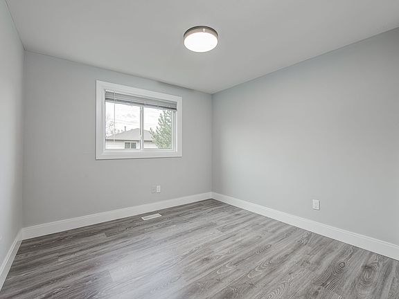 4th image of 12 Pearl Cres #1