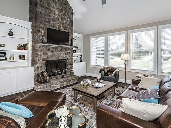 3rd image of 109 Fountain Head Ct