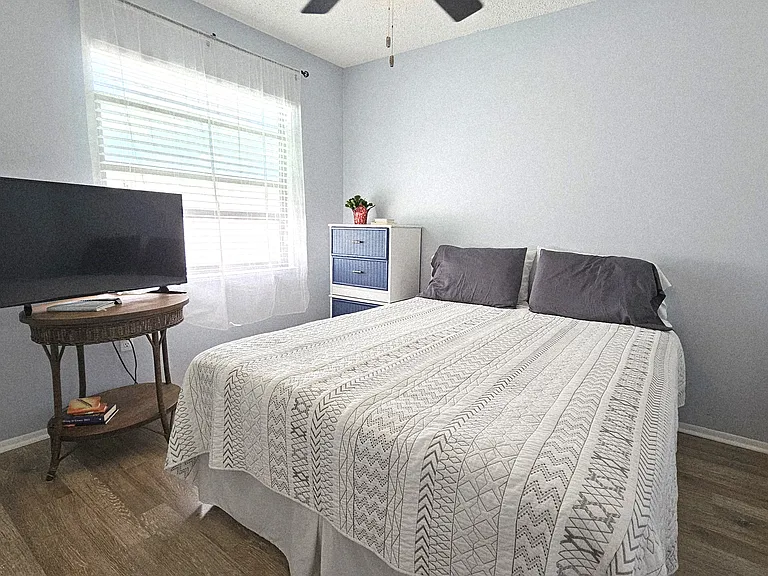 Guest bedroom-Queen
