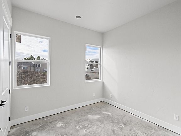 4th image of 2323 25th Ave W