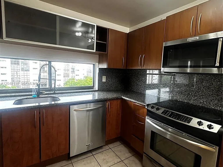 16919 N Bay Rd #710 — Photo 8