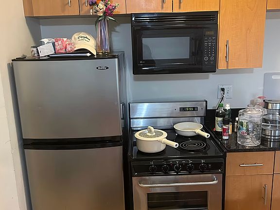 5th image of 461 Park Dr Unit 202