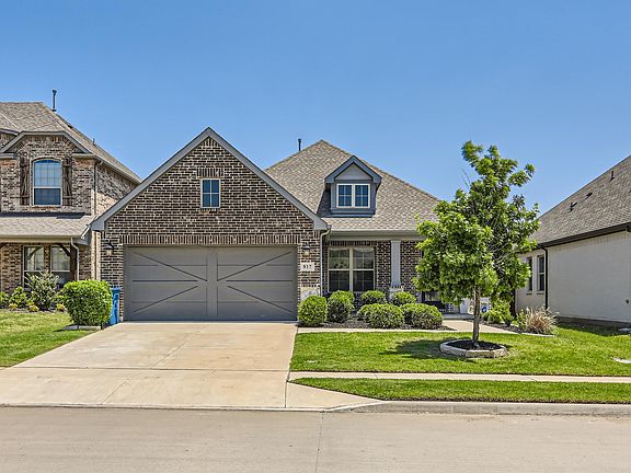 View of front of property featuring a front lawn