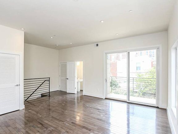 2nd Floor: Living Area